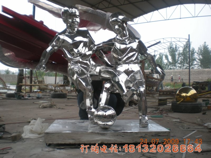 不锈钢踢足球雕塑 公园人物雕塑