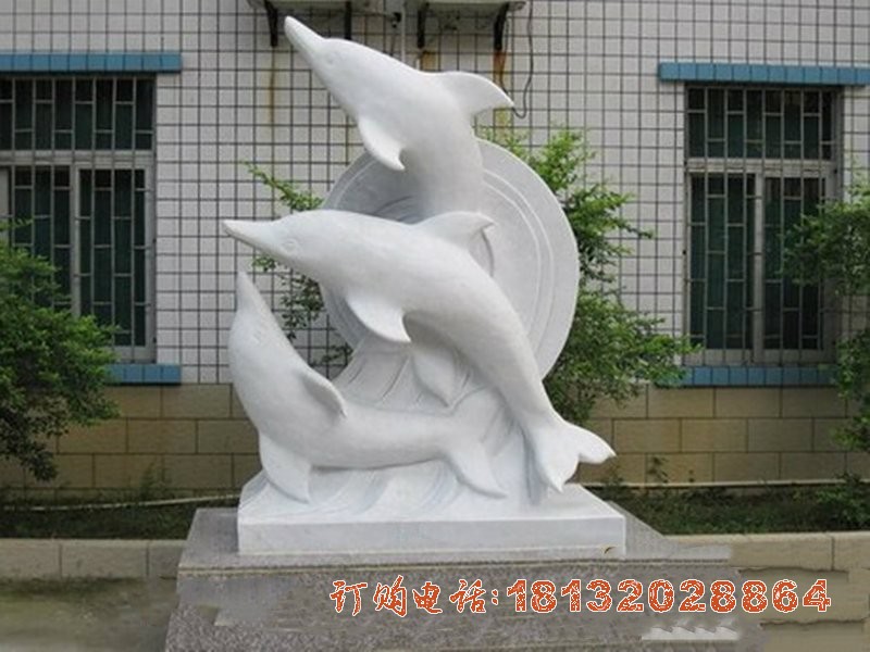 海浪上的海豚石雕