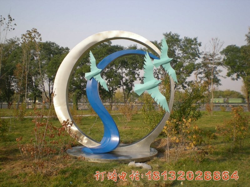 不锈钢圆环和平鸽雕塑