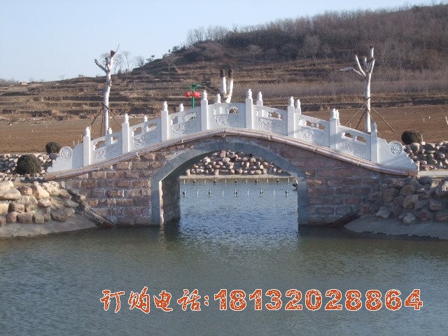 公园石拱桥雕塑