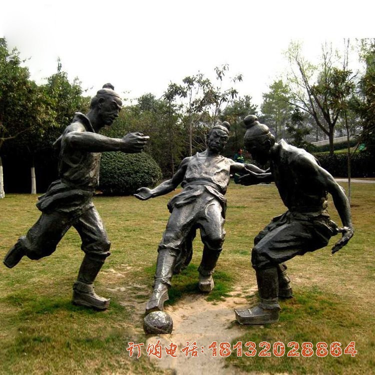 踢蹴鞠的古代人物铜雕