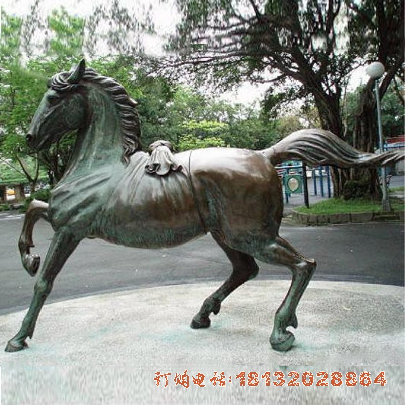 青铜公园奔跑的马雕塑