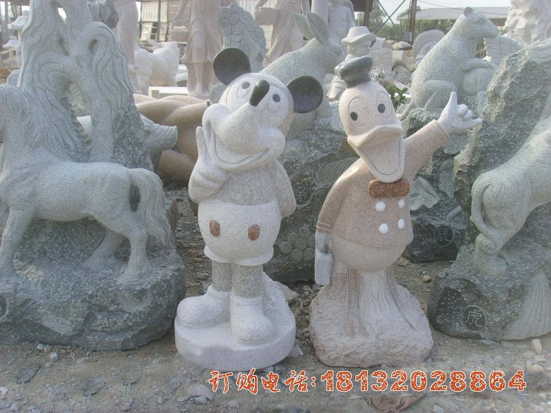 游乐场卡通米老鼠和唐老鸭石雕