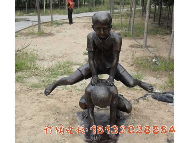 公园跳山羊的儿童铜雕
