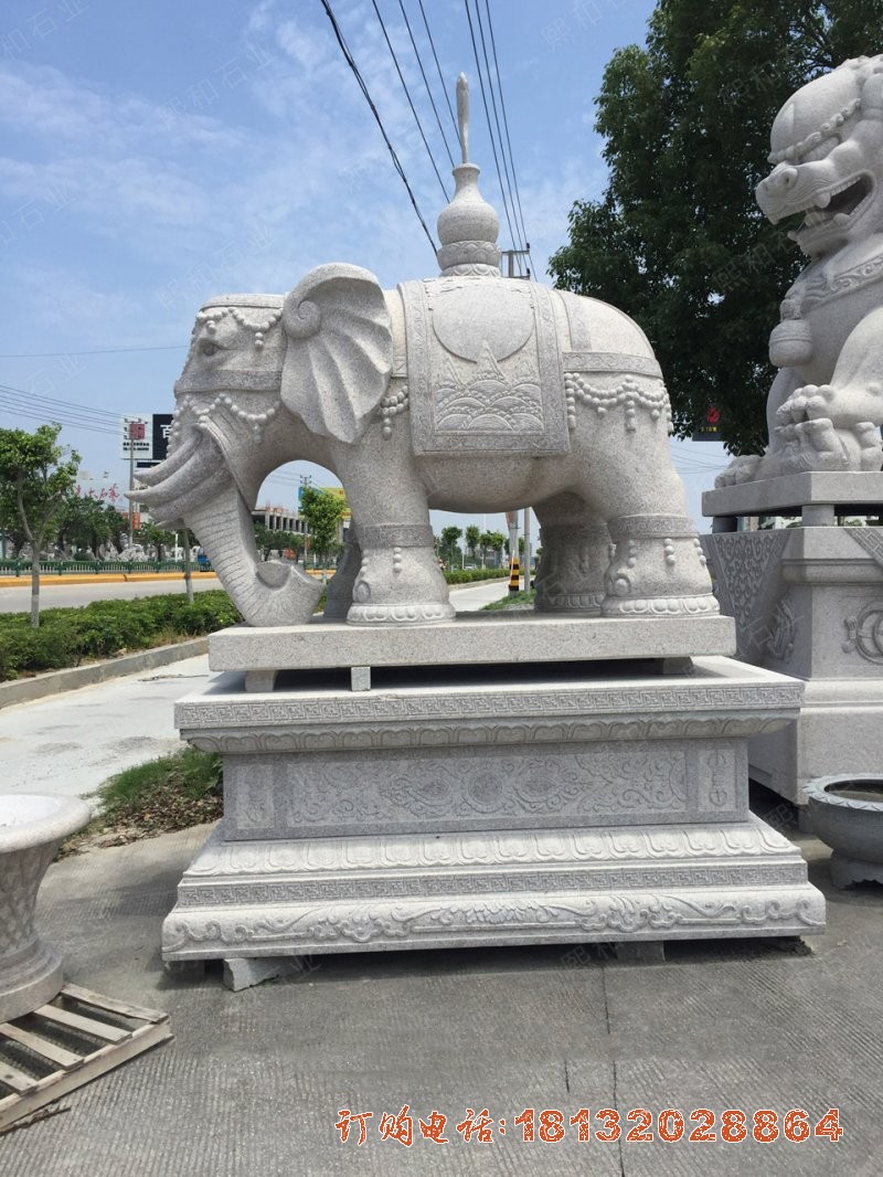 大理石驮宝瓶的大象雕塑