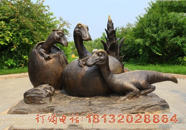 破壳而出的恐龙铜雕