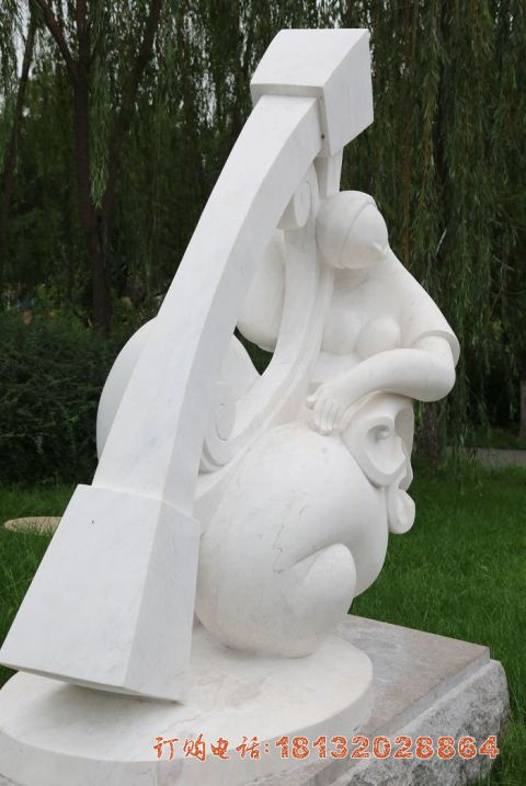 演奏竖琴的抽象人物石雕