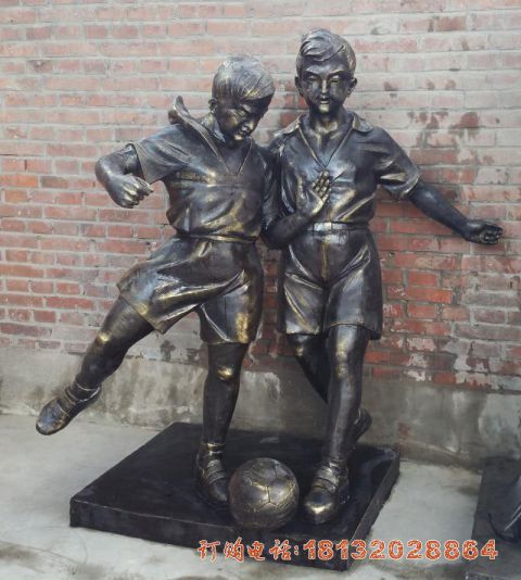 踢足球的铜雕儿童