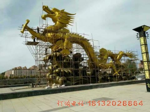 铜雕中国龙和海浪