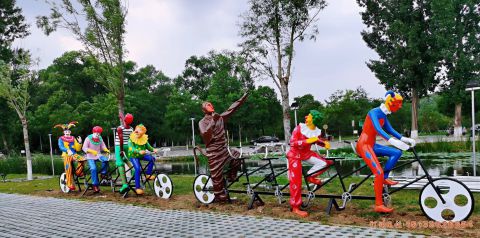 玻璃钢骑车小丑人物雕塑