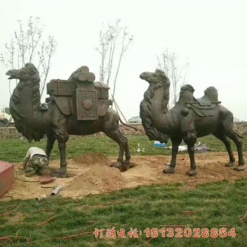公园驮货物骆驼铜雕