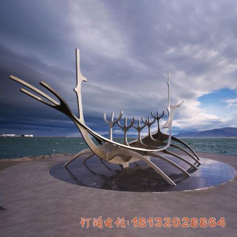 海边不锈钢抽象船雕塑